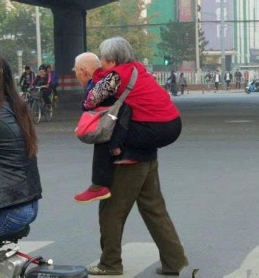  The Old Man Who Carried His Wife on His Back! - En Berättelse om Kärlek, Lojalitet och Oväntade Utmaningar.